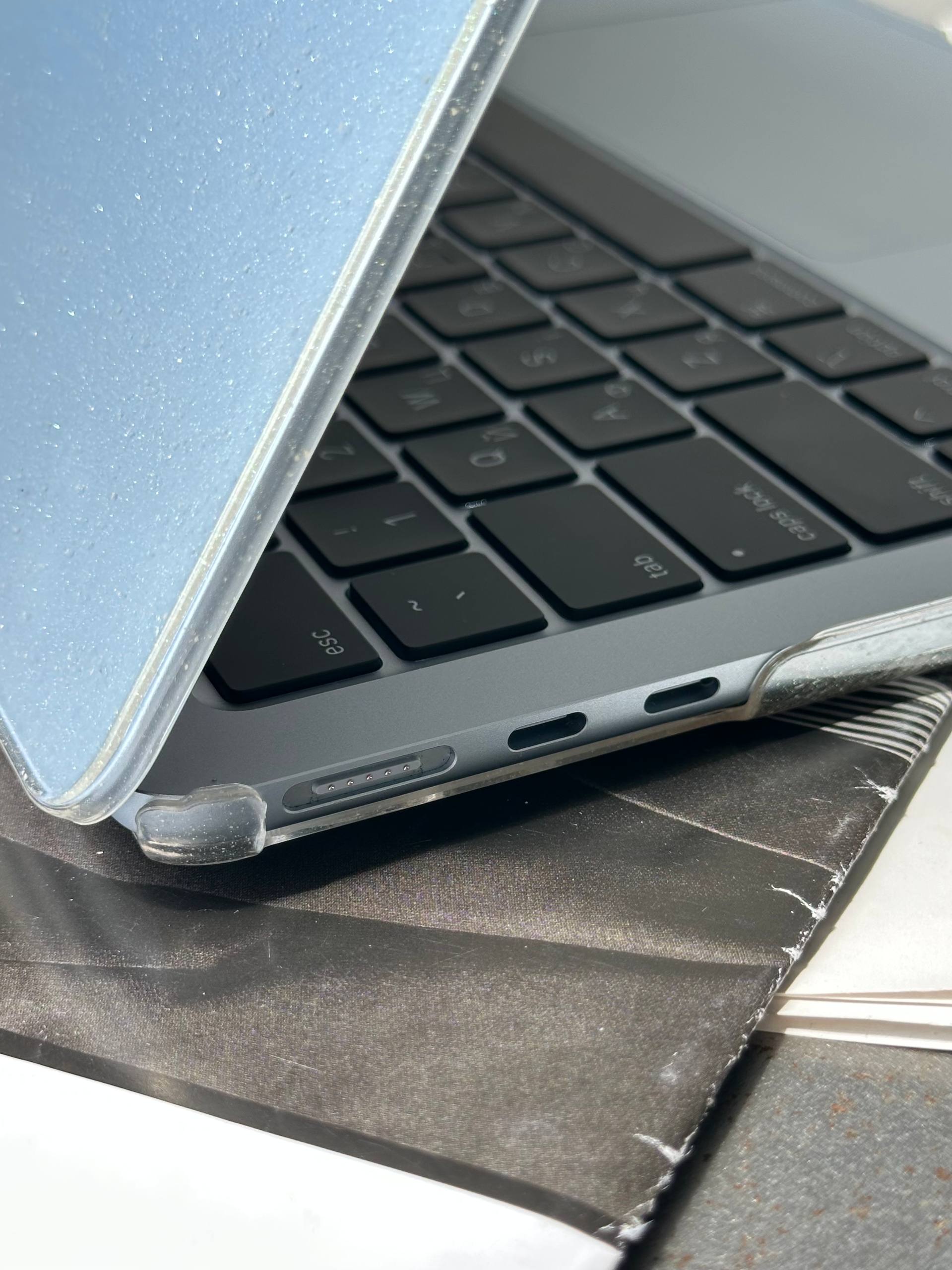 Чехол-накладка HardShell с блестками на MacBook Air 15,3" (2023-2026)