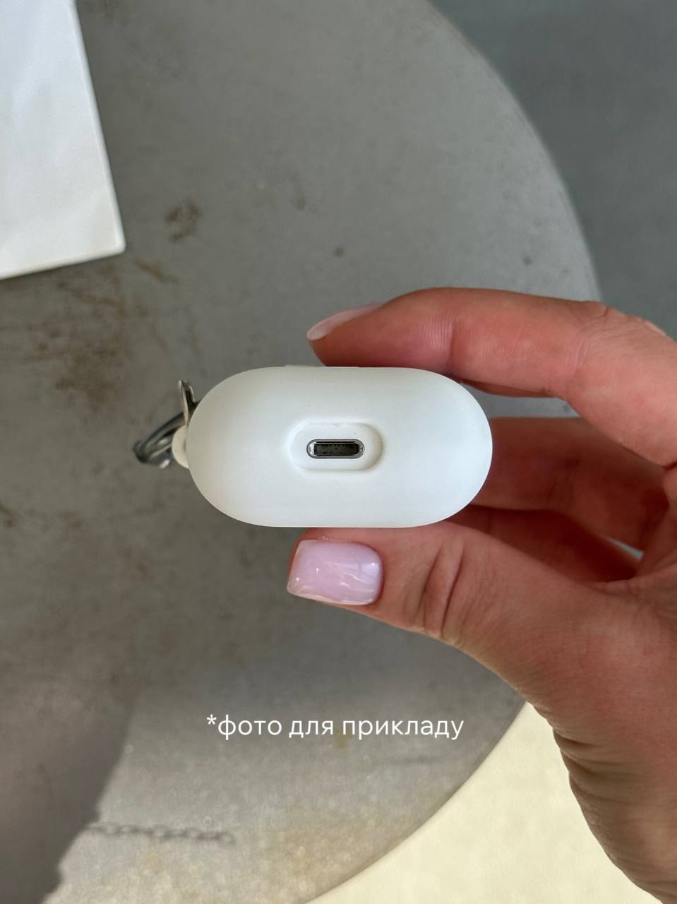 Чехол на AirPods 1 / 2 с микрофиброй и карабином Grape (06)