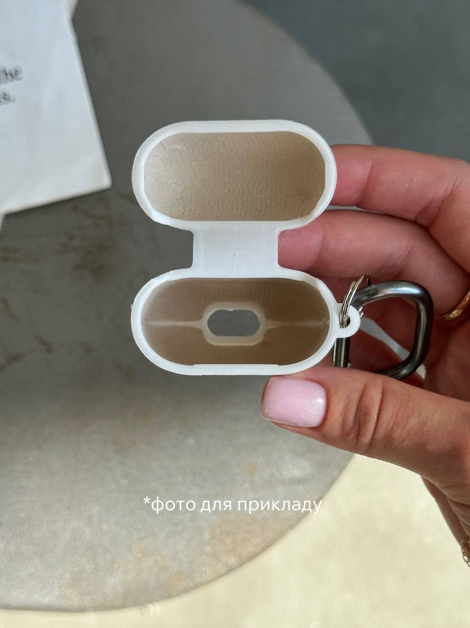 Чехол на AirPods 1 / 2 с микрофиброй и карабином Grape (06)