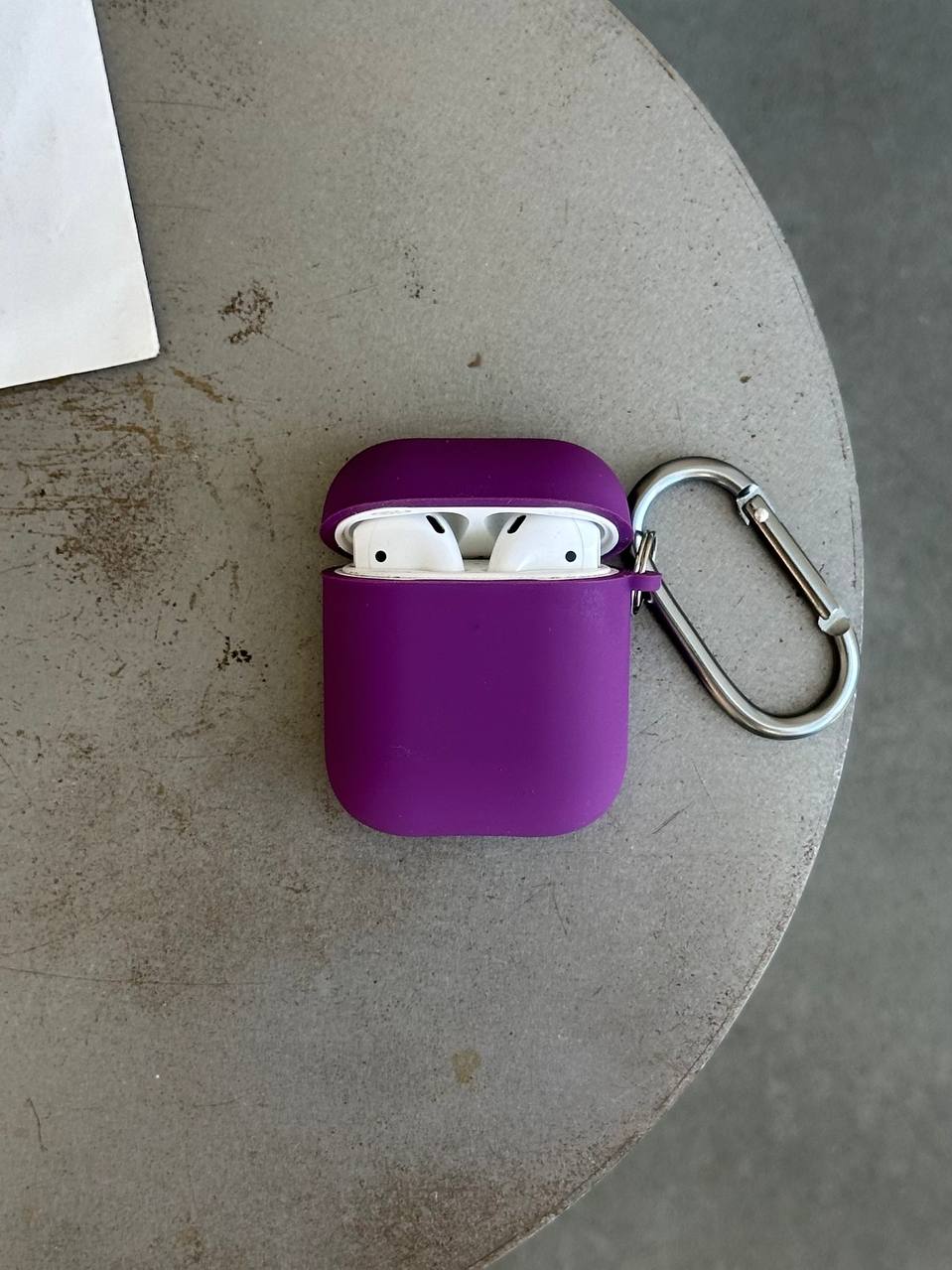 Чехол на AirPods 1 / 2 с микрофиброй и карабином Grape (06)