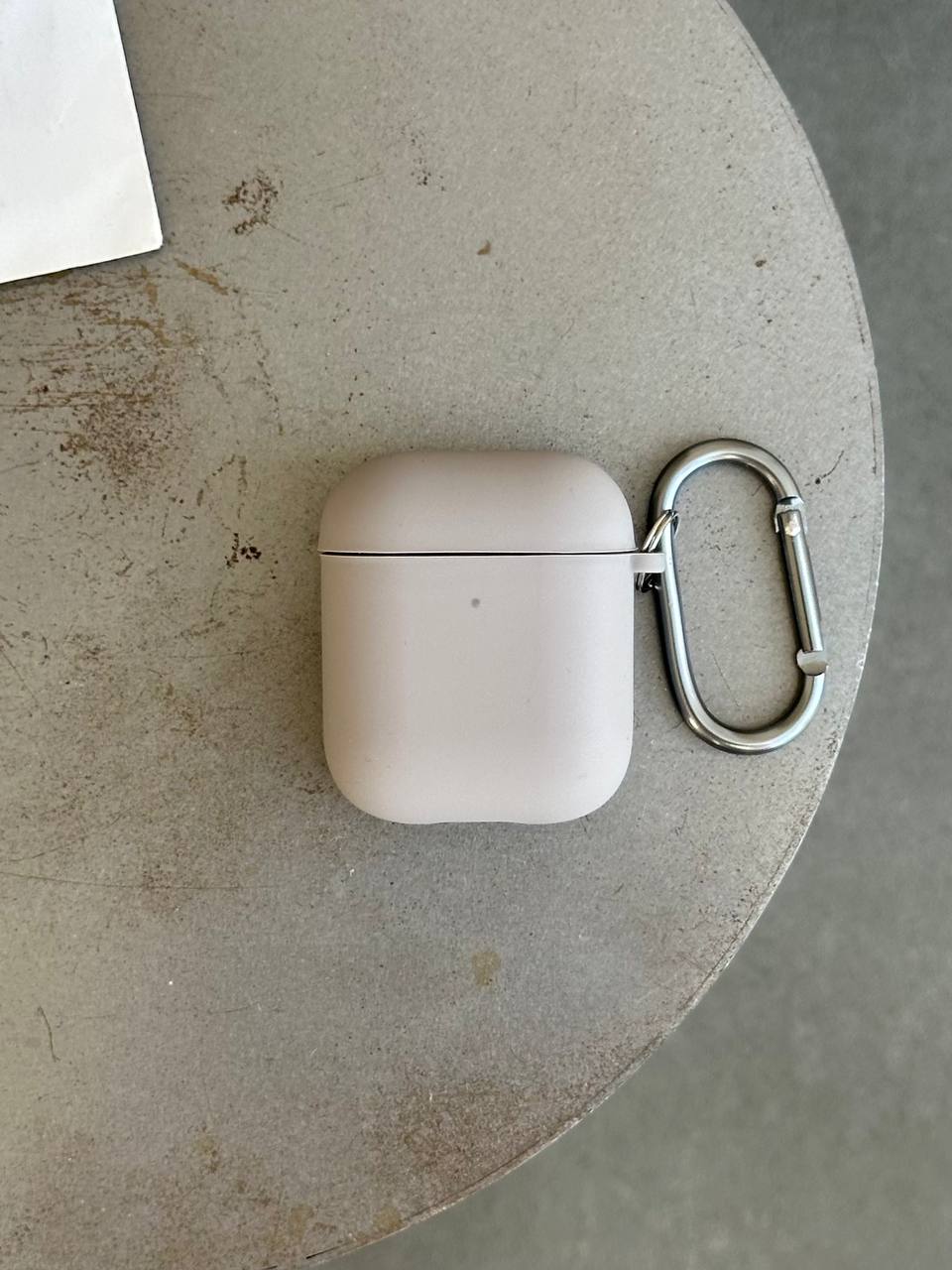 Чехол на AirPods 1/2 с микрофиброй и карабином Pebble (23)