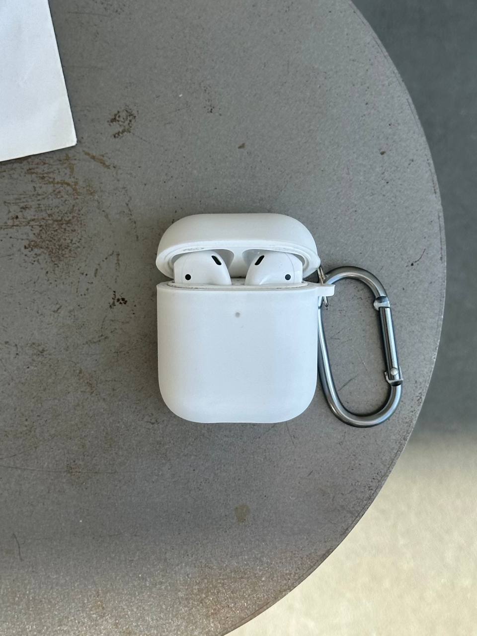 Чохол на AirPods 1 / 2 із мікрофіброю та карабіном White (15)