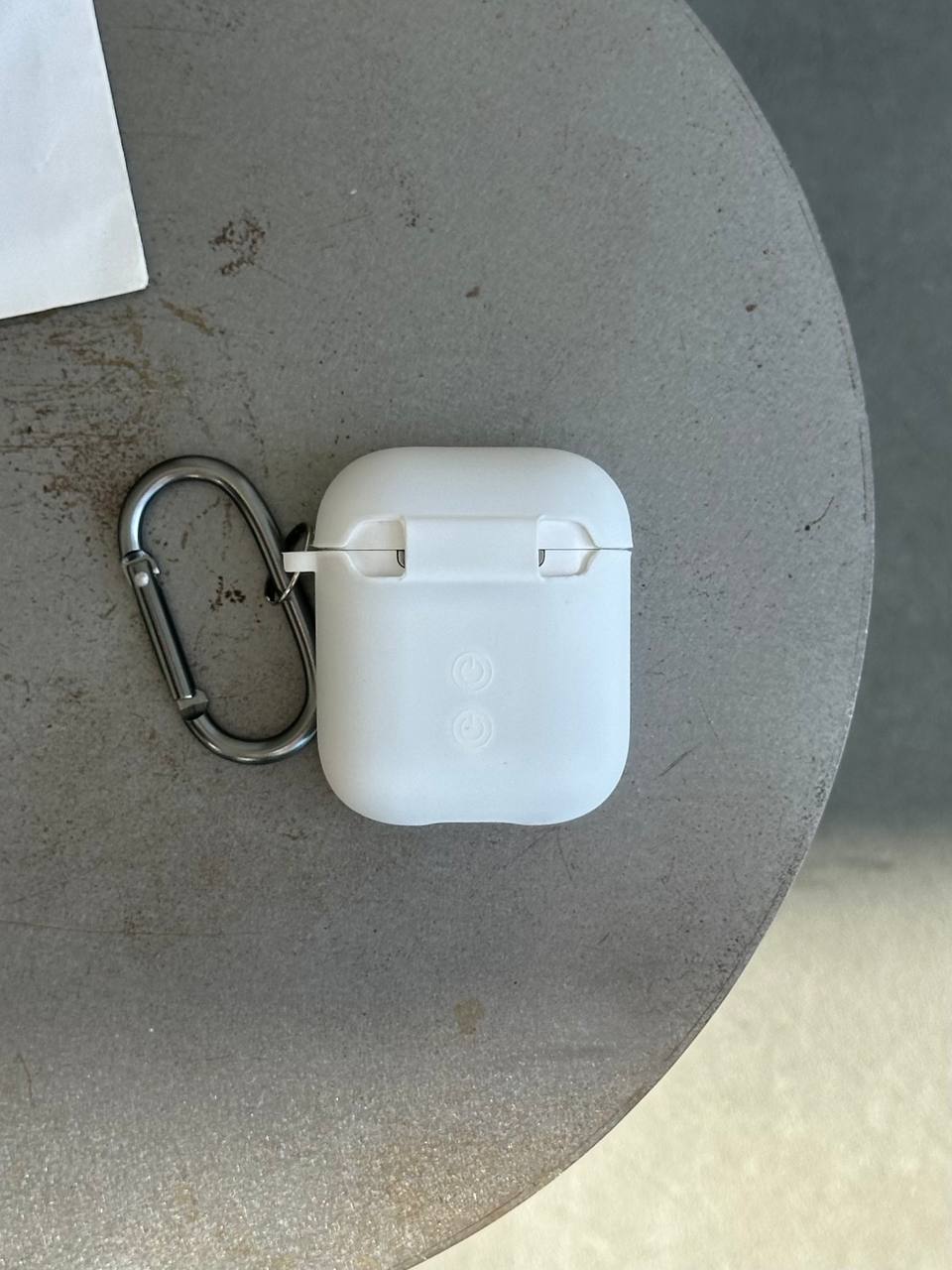 Чохол на AirPods 1 / 2 із мікрофіброю та карабіном White (15)
