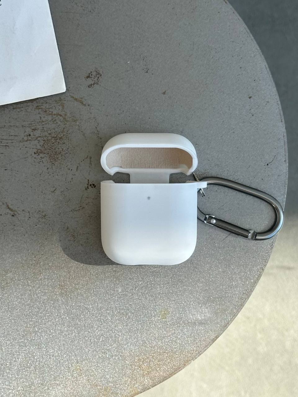 Чохол на AirPods 1 / 2 із мікрофіброю та карабіном White (15)