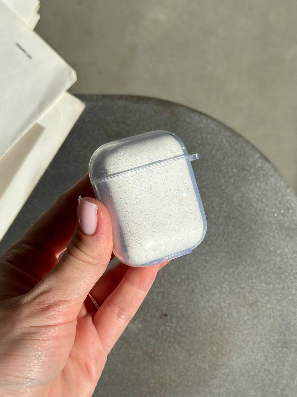 Чехол на AirPods 1 / 2 прозрачный с блестками.