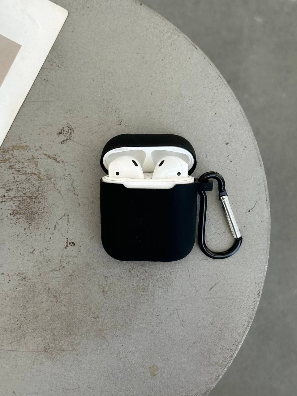 Чехол на AirPods 1 / 2 силиконовый с карабином Black (05)