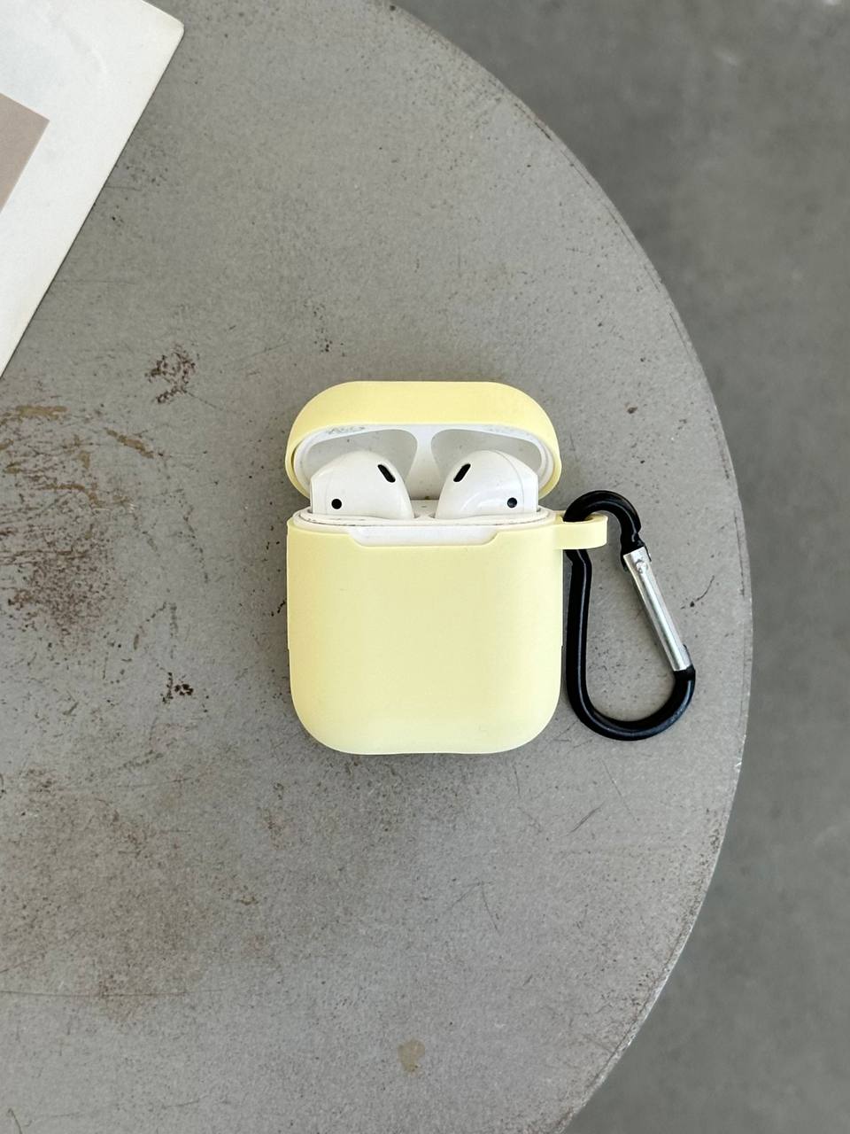 Чехол на AirPods 1 / 2 силиконовый с карабином Cream Yellow (22)