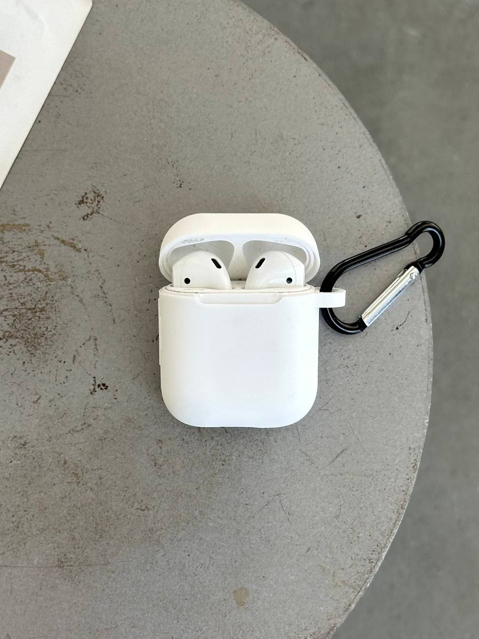 Чохол на AirPods 1 / 2 силіконовий із карабіном White (02)