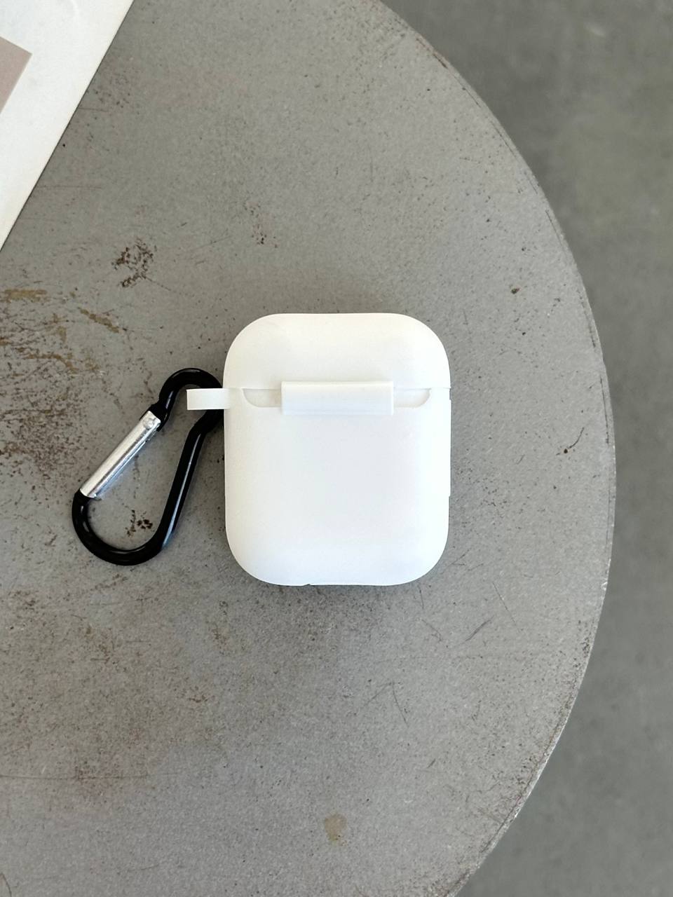 Чохол на AirPods 1 / 2 силіконовий із карабіном White (02)