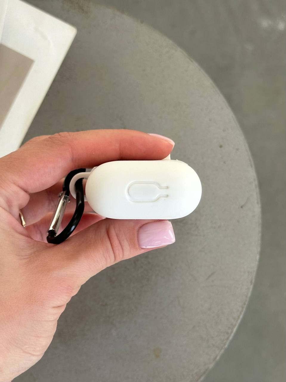 Чохол на AirPods 1 / 2 силіконовий із карабіном White (02)