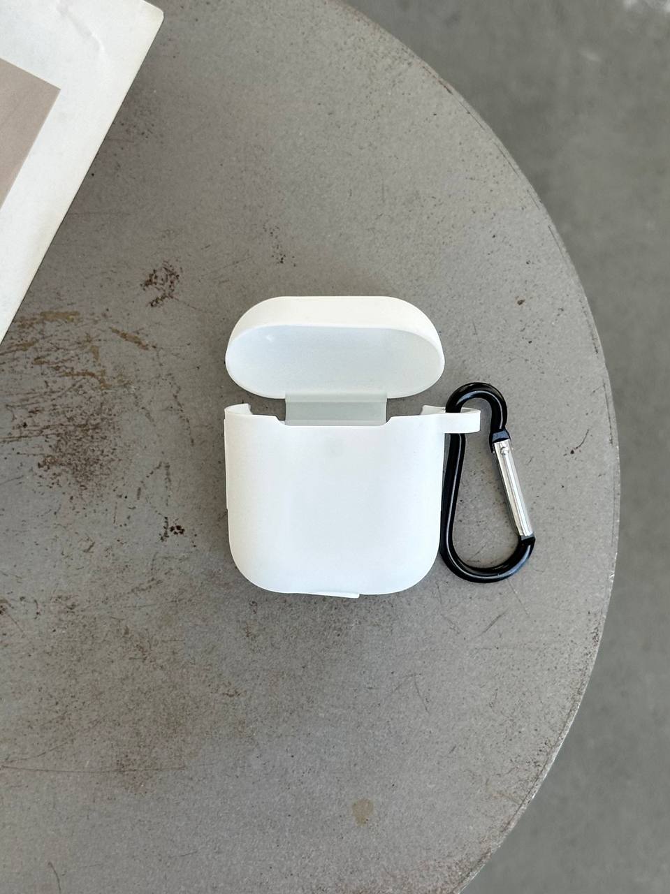 Чохол на AirPods 1 / 2 силіконовий із карабіном White (02)