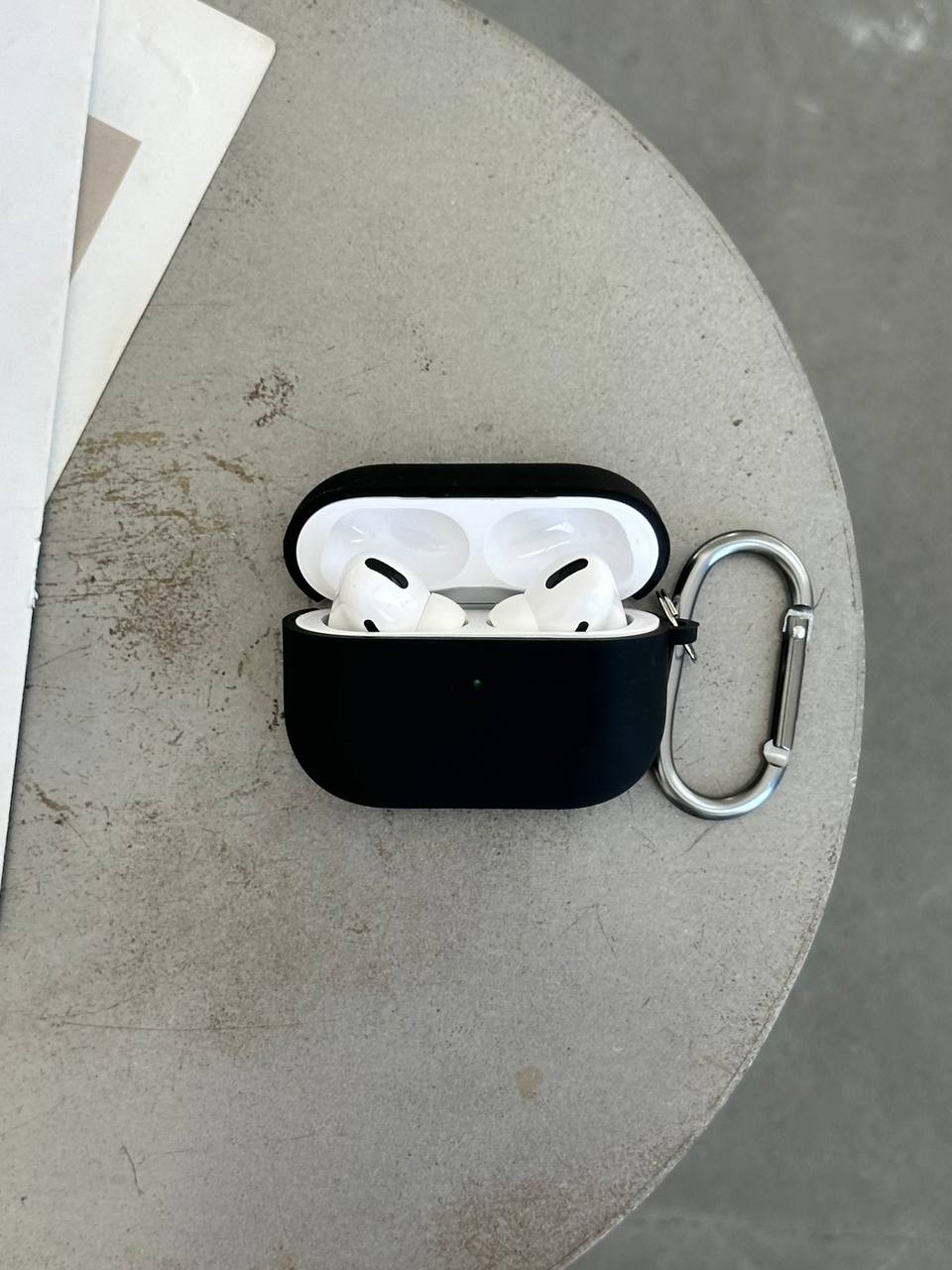 Чохол на AirPods 4 із мікрофіброю та карабіном Black (01)