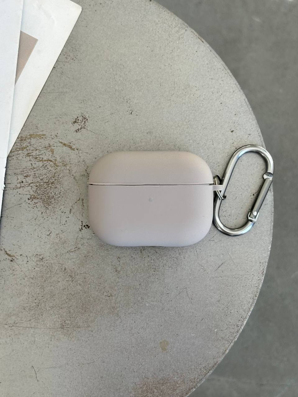 Чехол на AirPods Pro с микрофиброй и карабином Pebble (23)