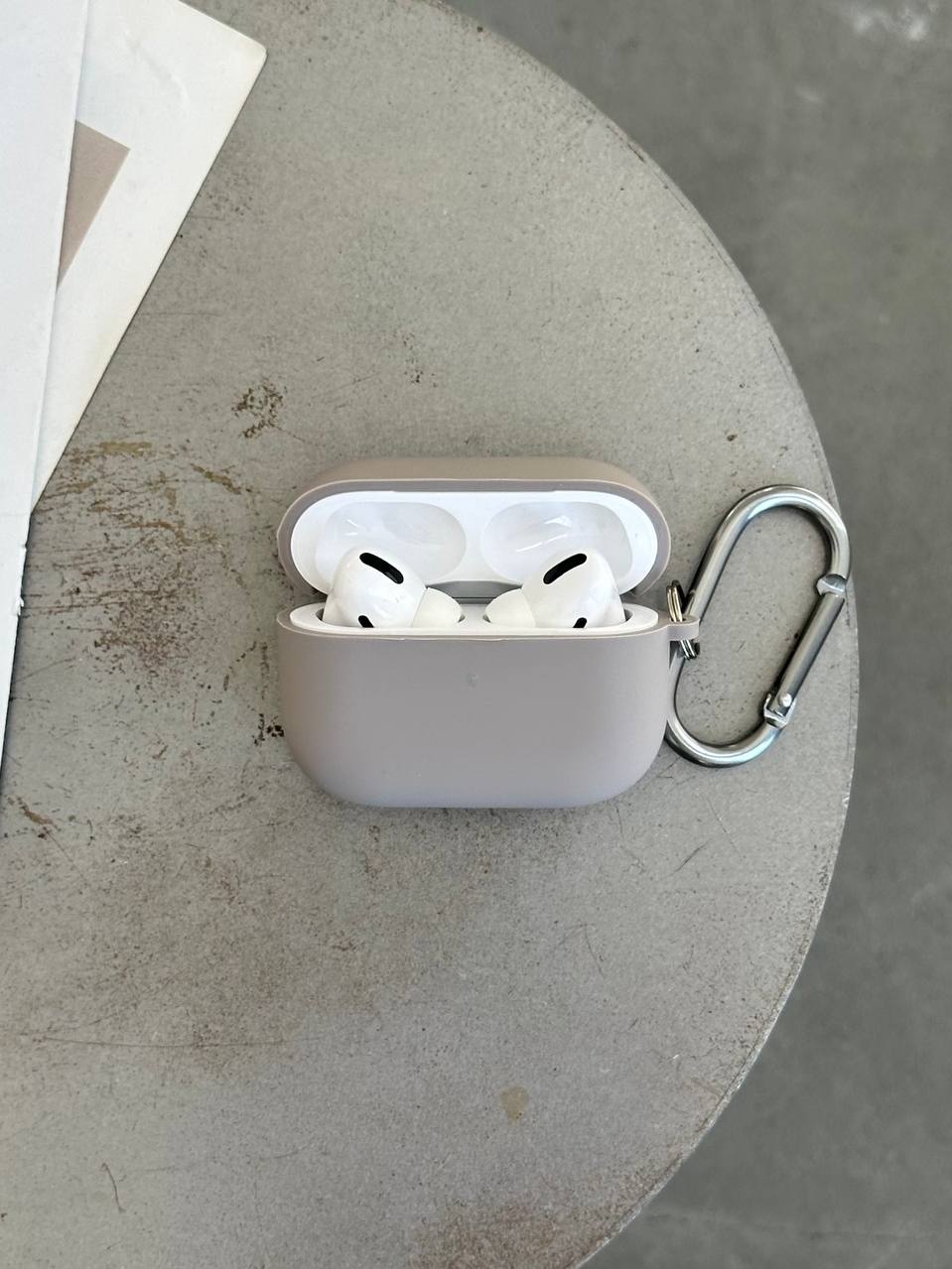 Чохол на AirPods 4 із мікрофіброю та карабіном Pebble (23)