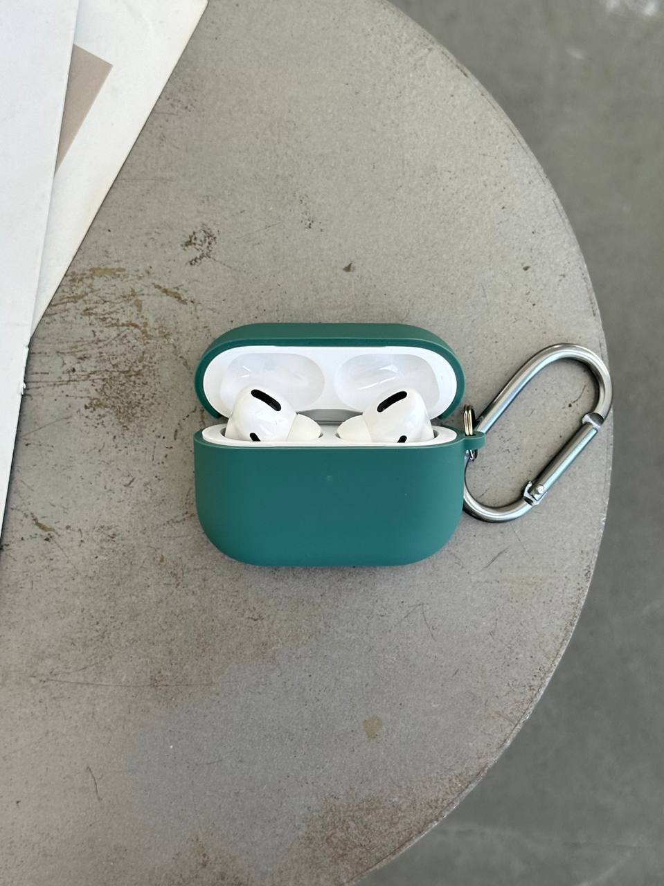 Чохол на AirPods 4 із мікрофіброю та карабіном Pine Green (16)