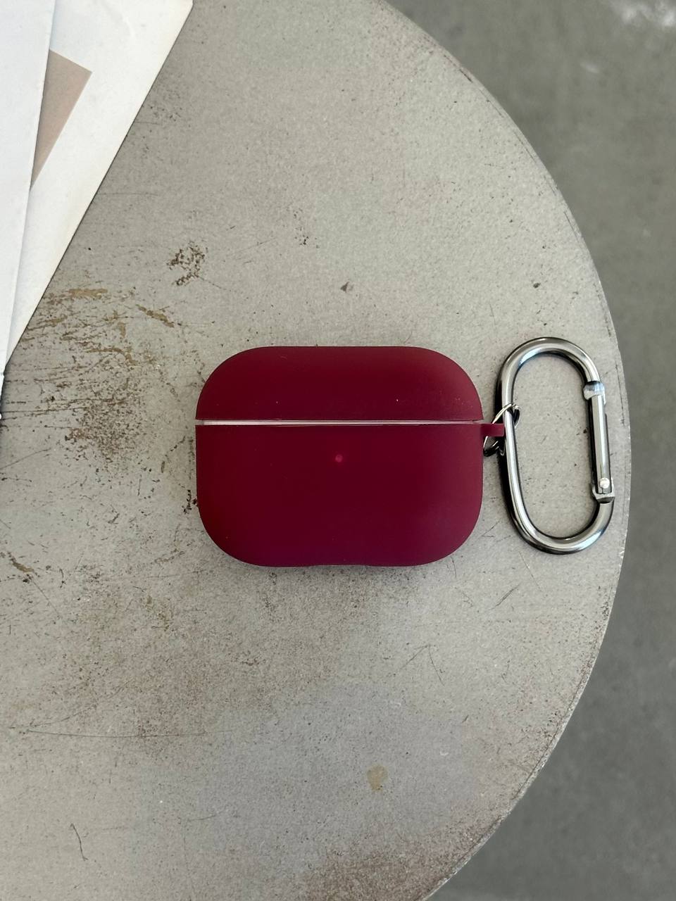 Чохол на AirPods 4 із мікрофіброю та карабіном Plum (22)