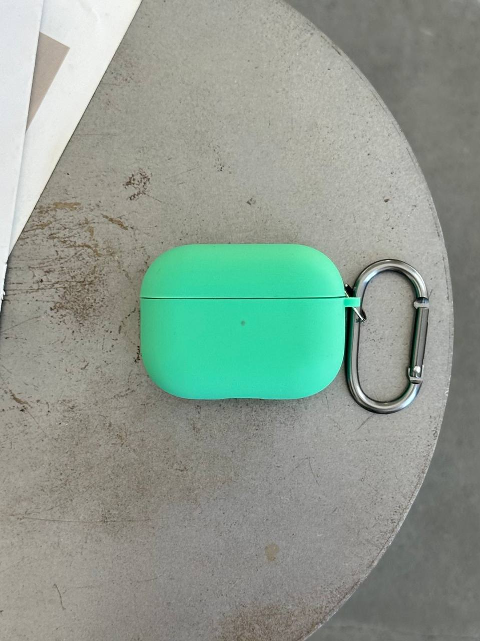 Чохол на AirPods 4 із мікрофіброю та карабіном Spearmint (17)