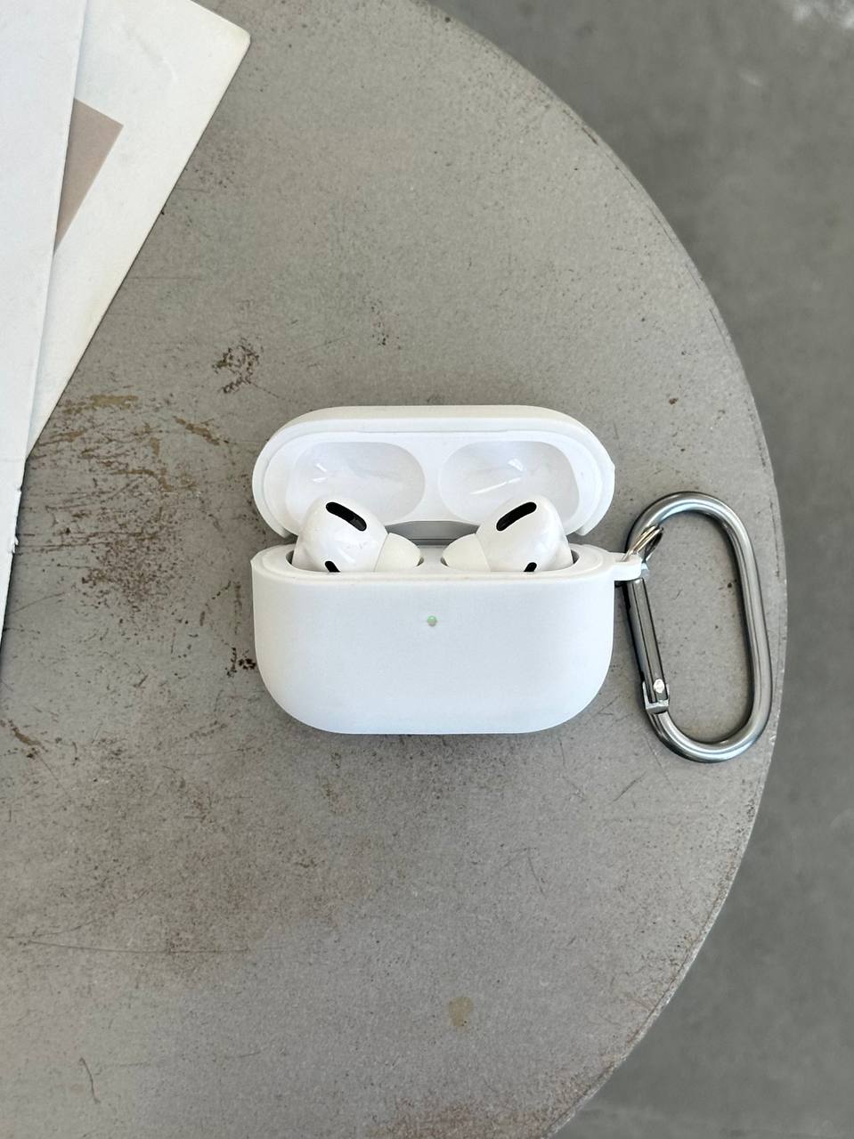 Чохол на AirPods Pro 3 із мікрофіброю та карабіном White (15)
