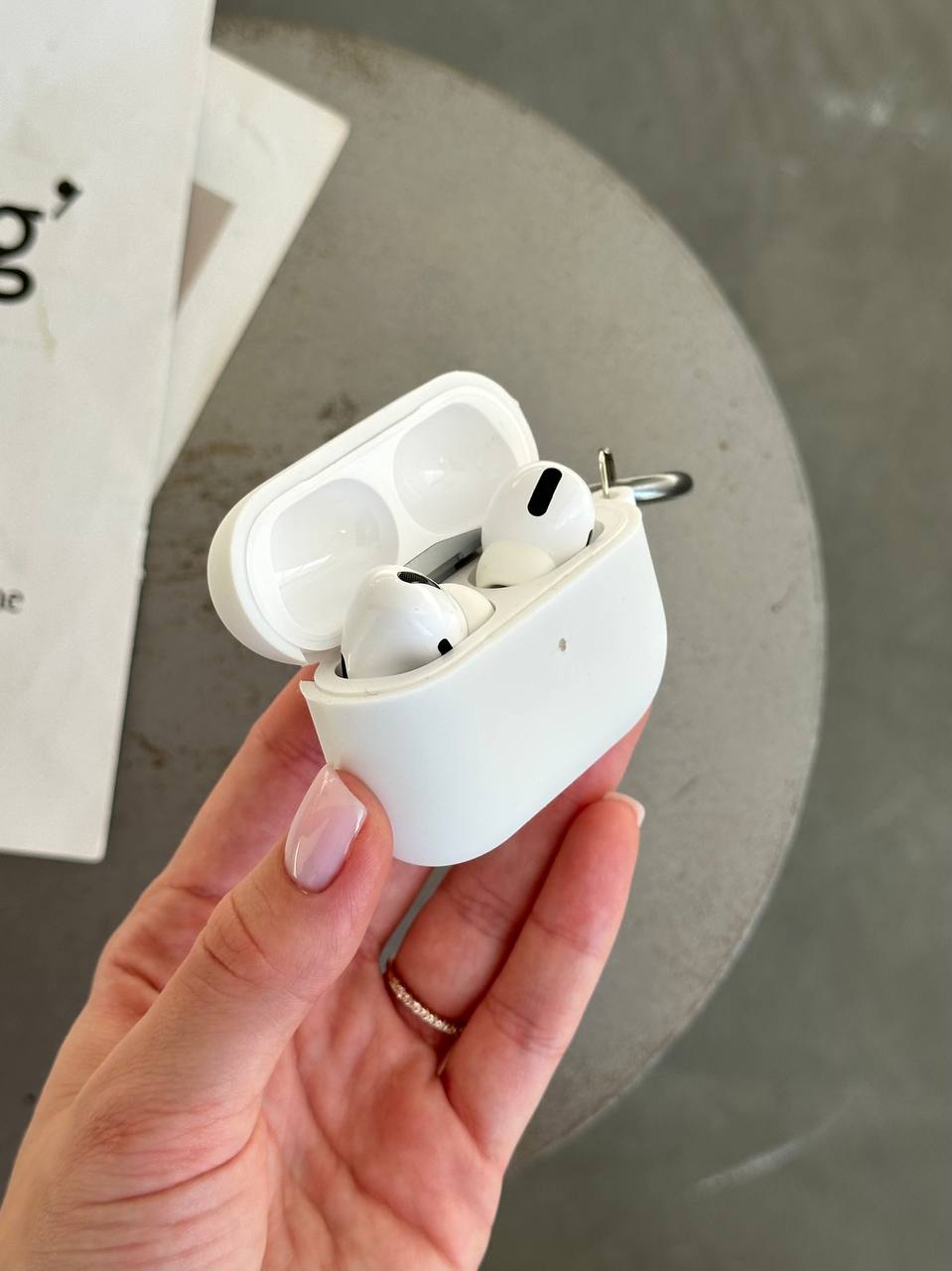 Чохол на AirPods Pro 3 із мікрофіброю та карабіном White (15)