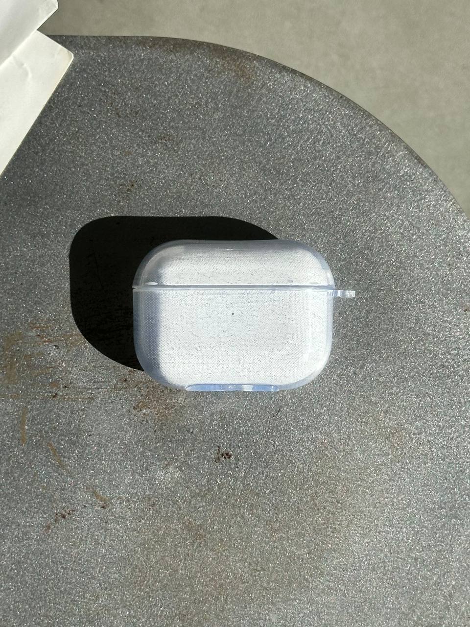 Чехол на AirPods 4 прозрачный с блестками.