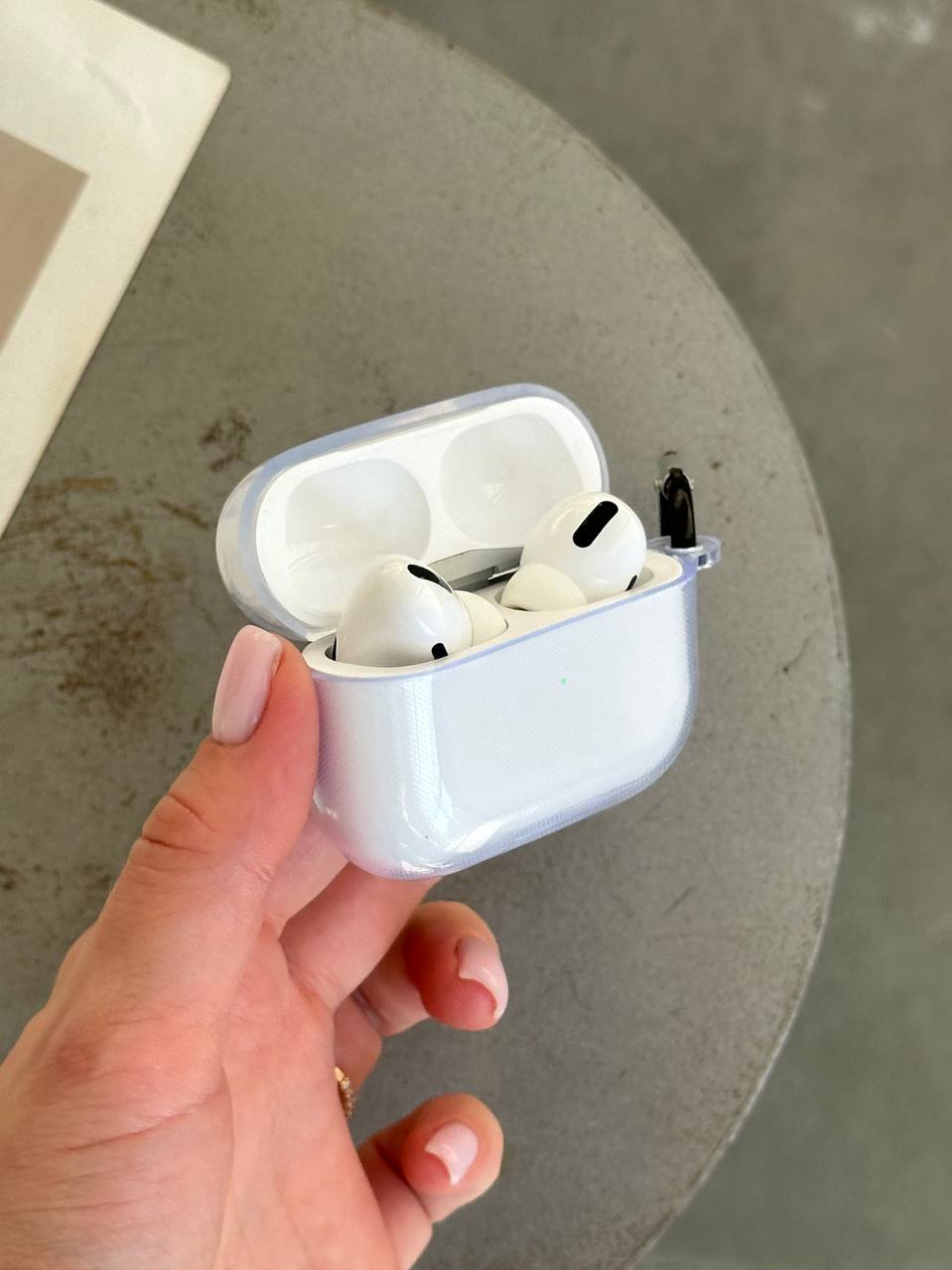 Чехол на AirPods Pro 2 прозрачный с карабином.