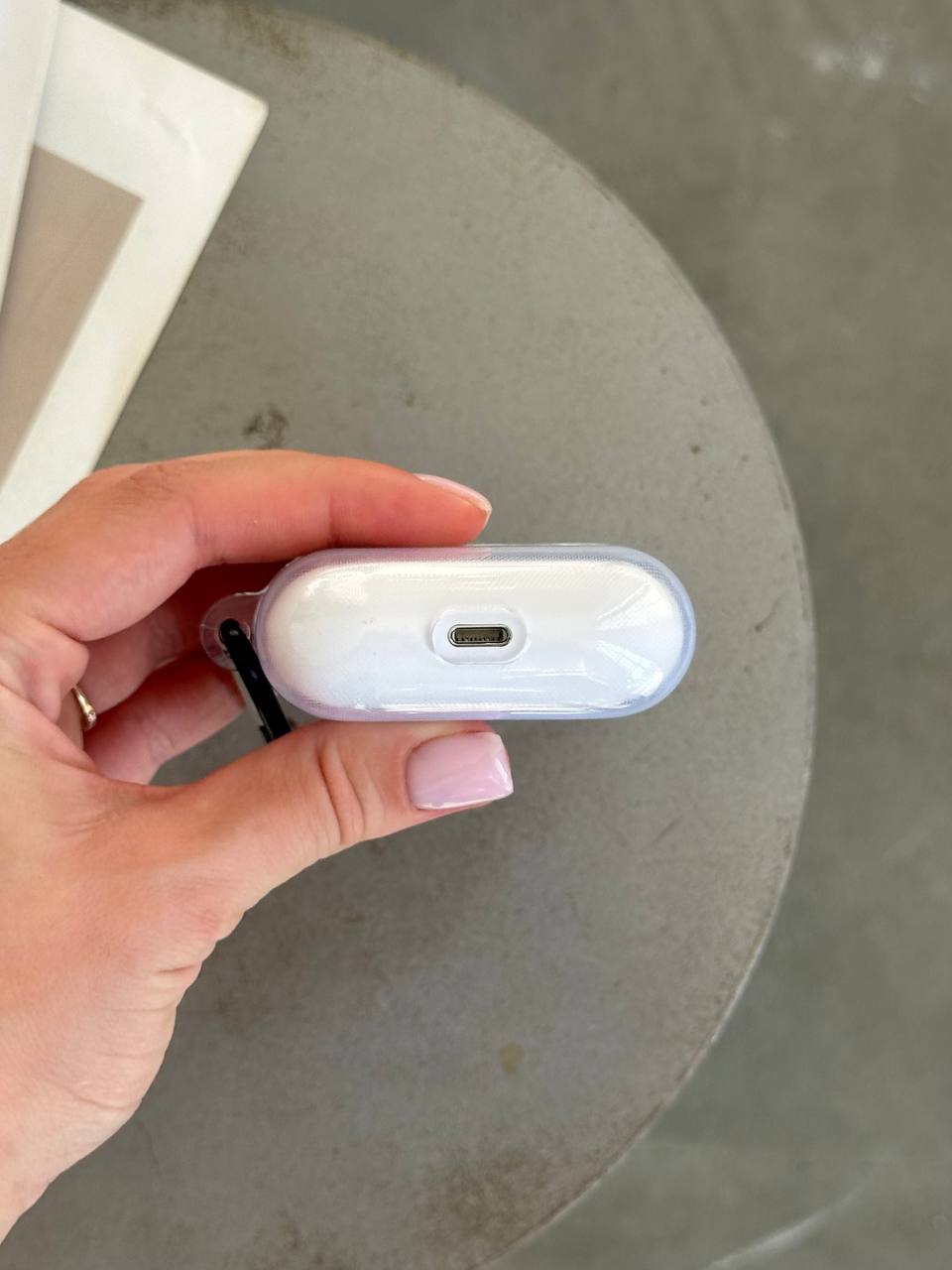 Чехол на AirPods Pro 2 прозрачный с карабином.