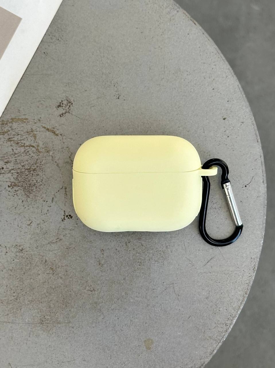 Чохол на AirPods Pro 2 силіконовий із карабіном Cream Yellow (22)