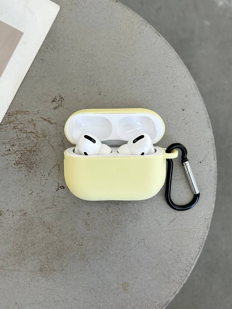 Чехол на AirPods Pro силиконовый с карабином Cream Yellow (22)