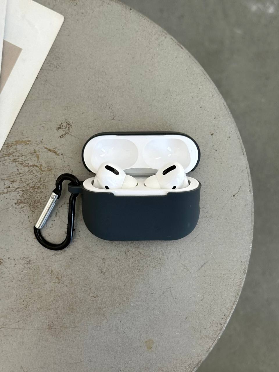 Чохол на AirPods Pro 2 силіконовий із карабіном Graphite (09)