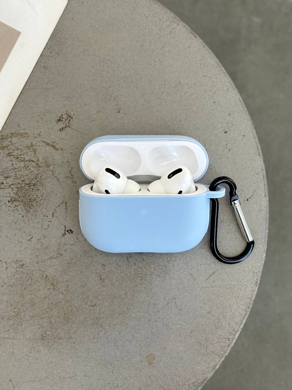 Чехол на AirPods Pro 2 силиконовый с карабином Lilac (03)