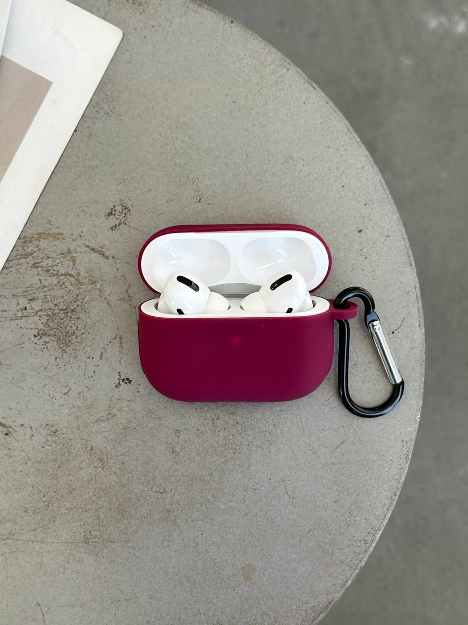 Чехол на AirPods Pro 2 силиконовый с карабином Marsala (19)