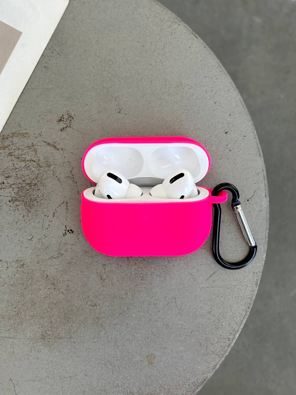 Чехол на AirPods Pro 2 силиконовый с карабином Shiny Pink (17)