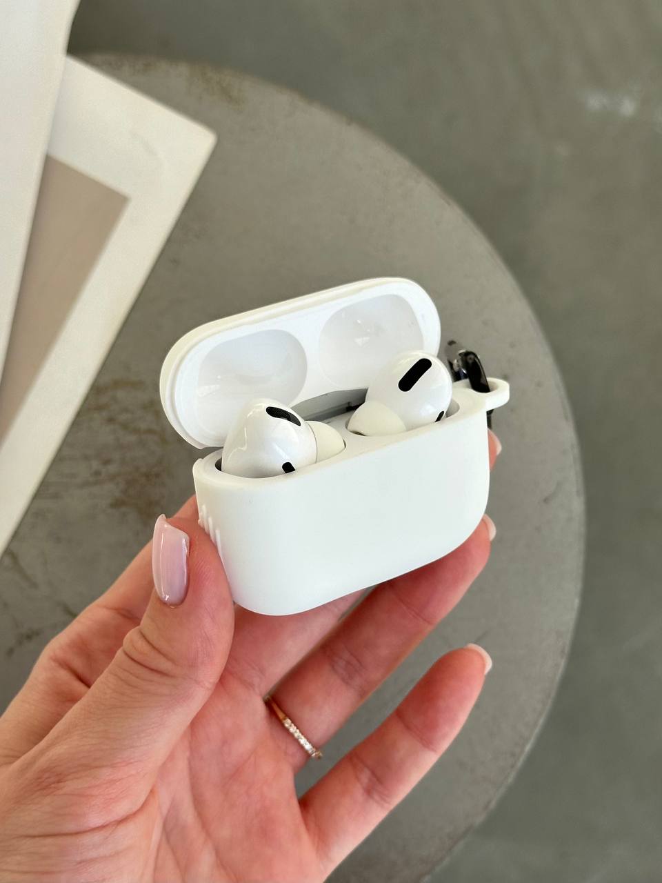 Чохол на AirPods Pro силіконовий із карабіном White (02)