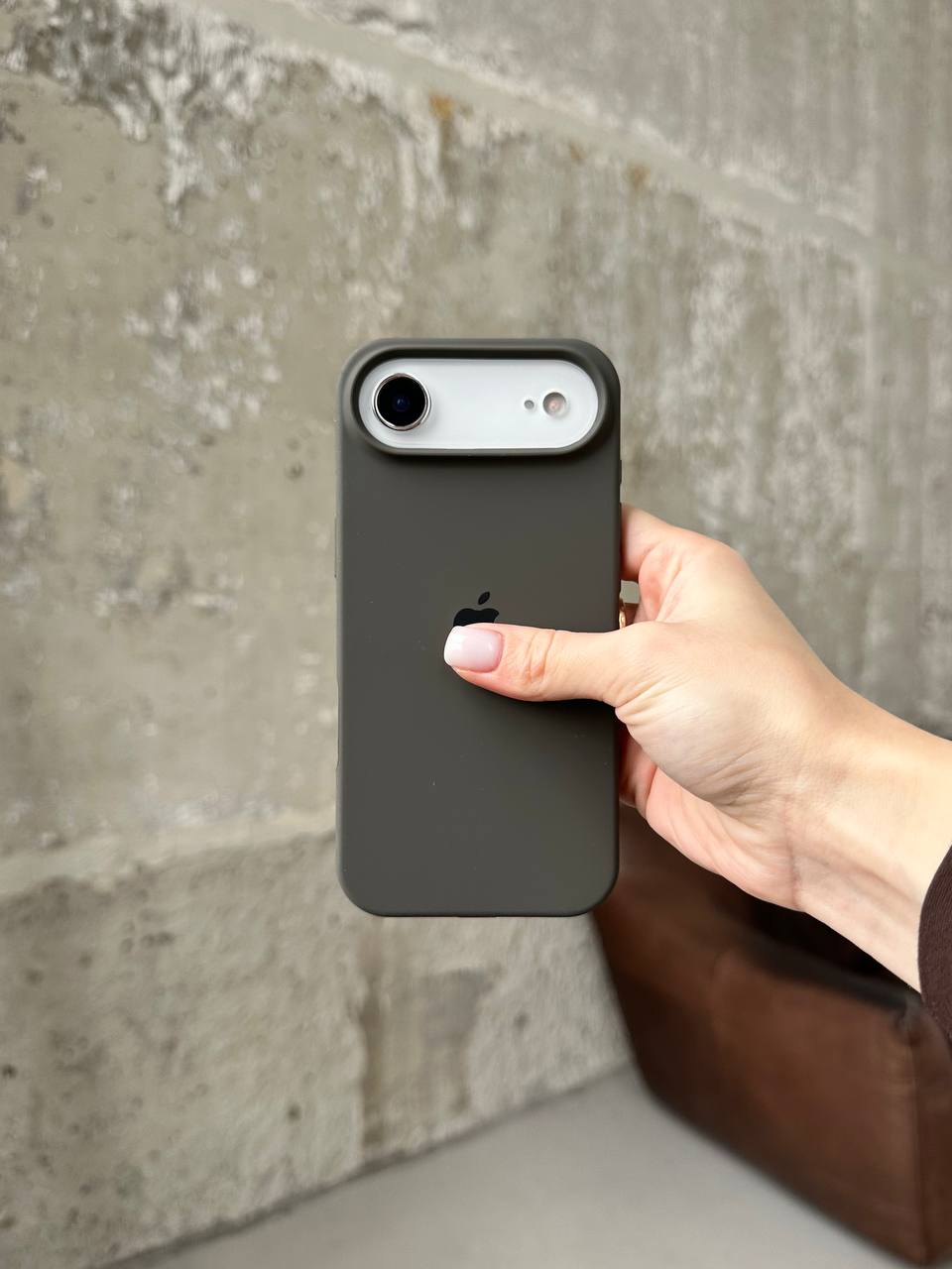 Чехол Silicone case с открытой камерой на iPhone 17 Air Cocoa (22)