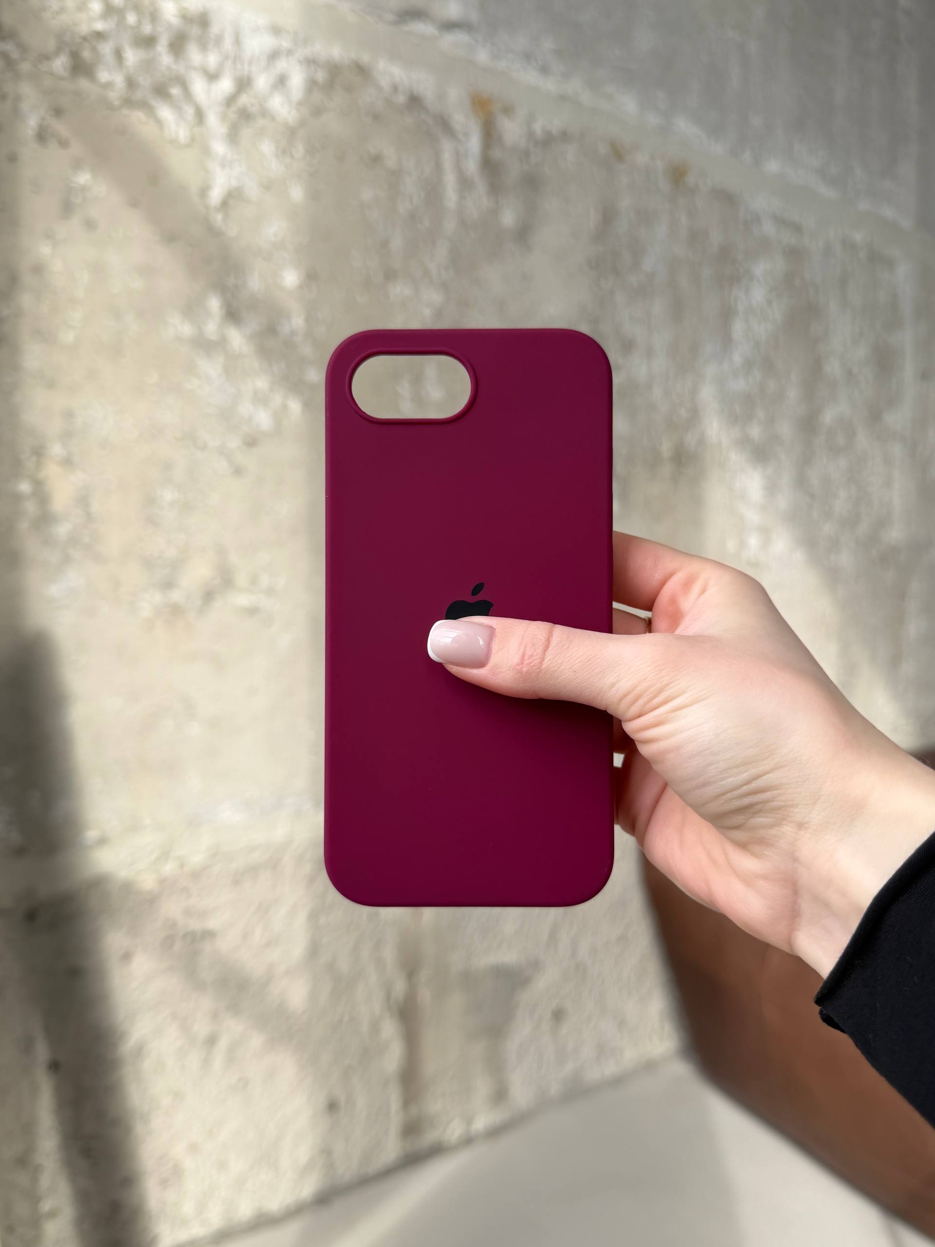 Чехол Silicone case с открытой камерой на iPhone 16e/17e Marsala (18)