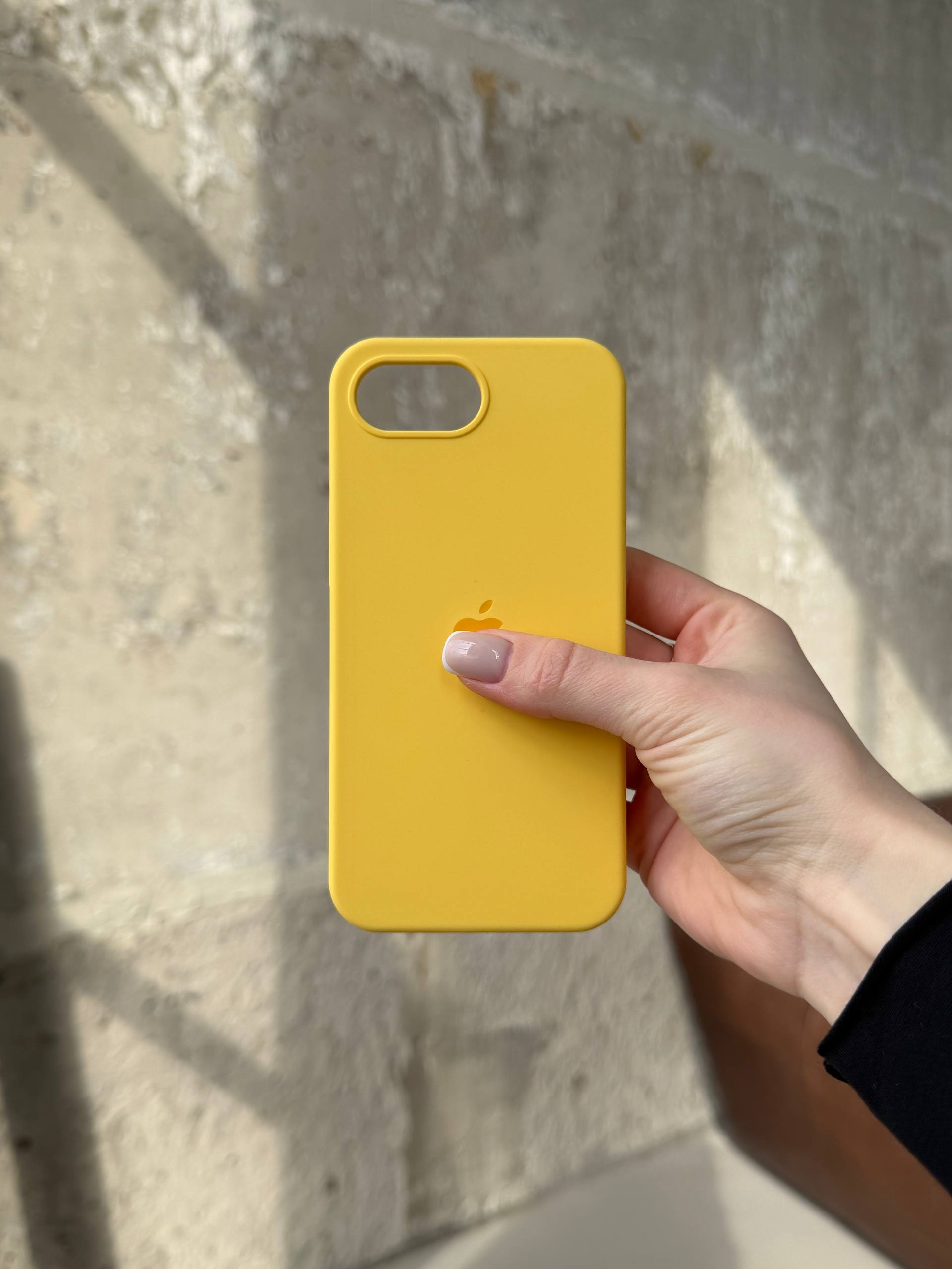 Чехол Silicone case с открытой камерой на iPhone 16e/17e Yellow (38)