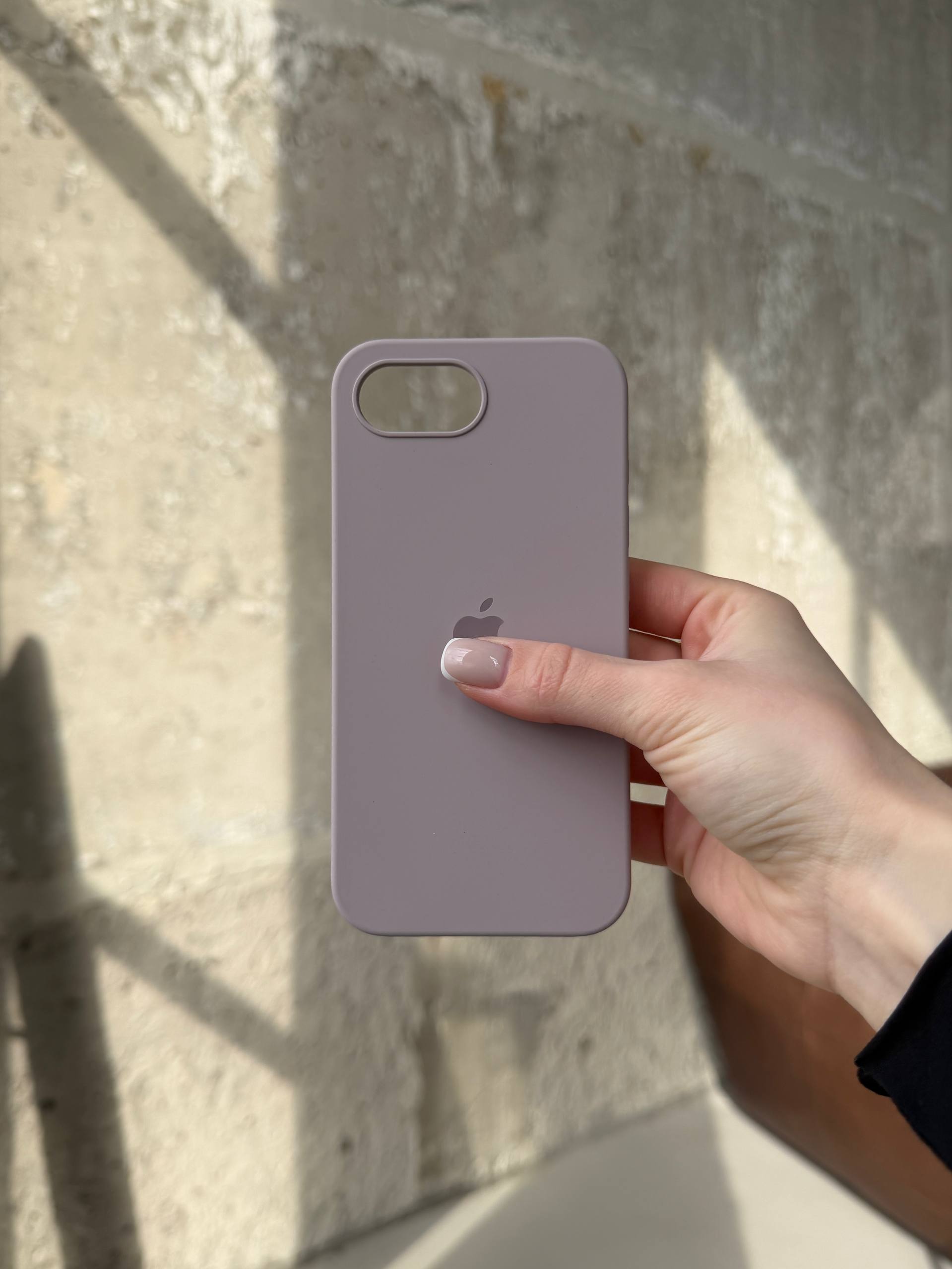 Чехол Silicone case с открытой камерой на iPhone 16e/17e Lavander (08)