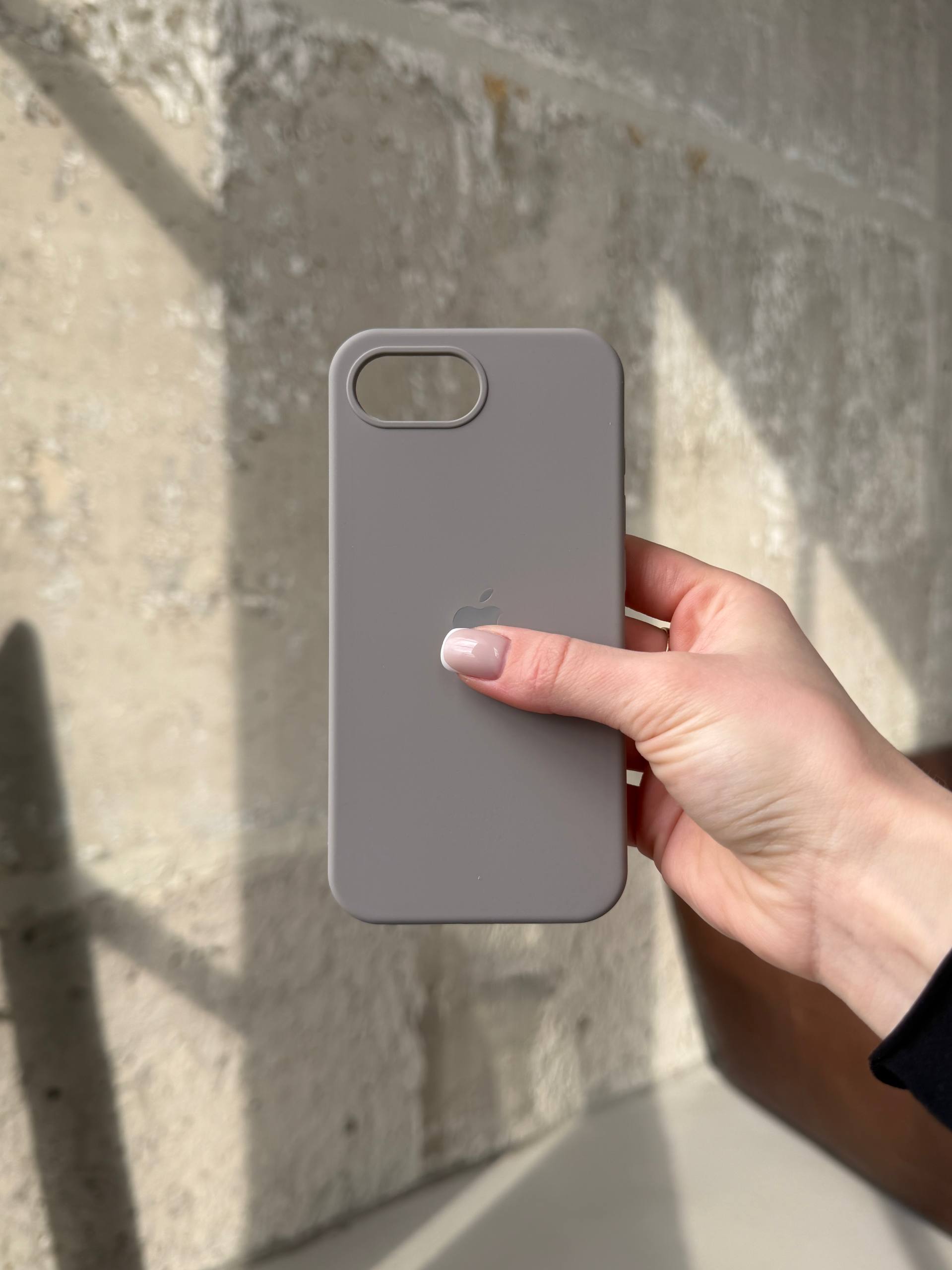 Чехол Silicone case с открытой камерой на iPhone 16e/17e Pebble (14)