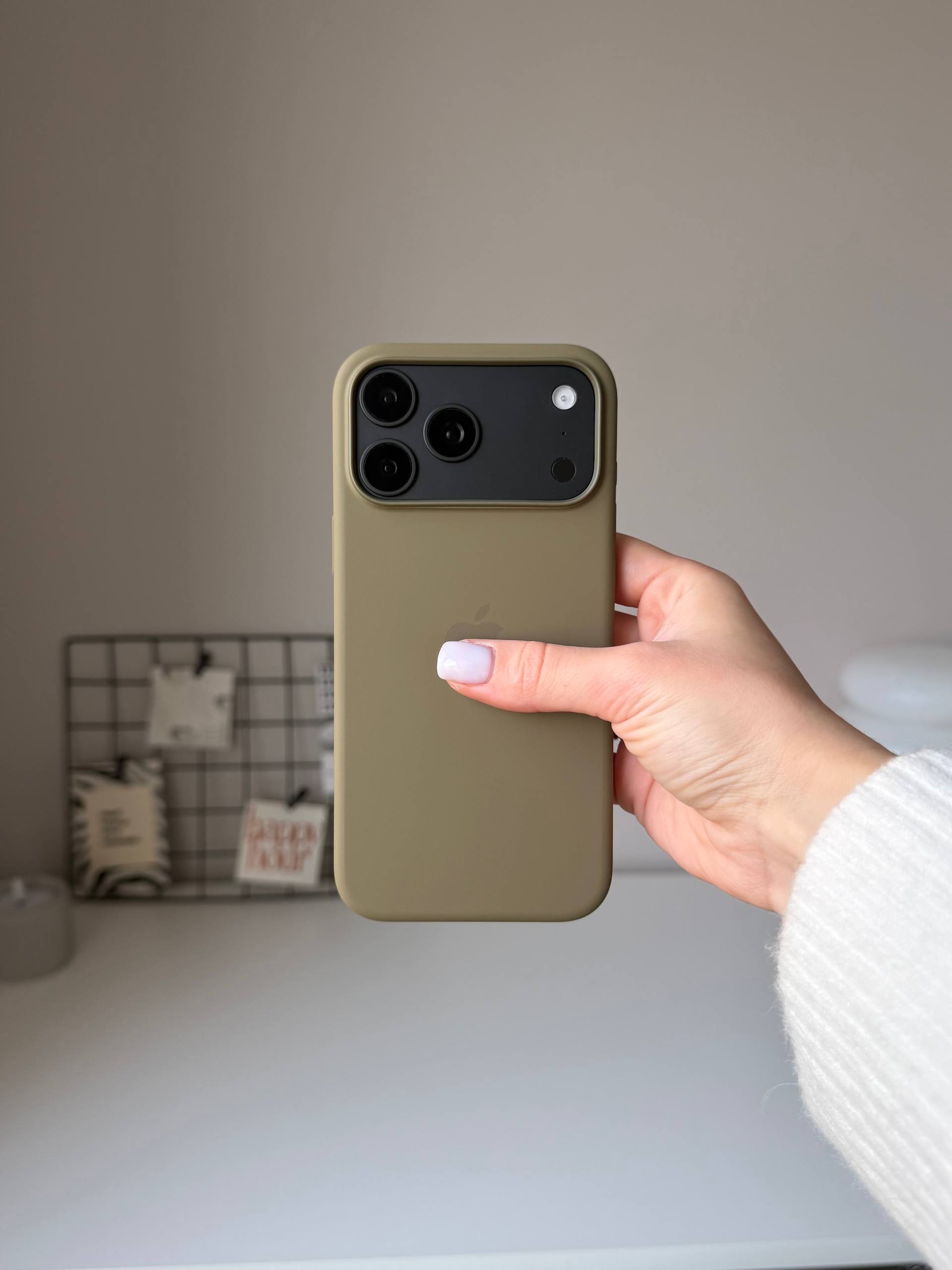 Чехол Silicone case с Magsafe на iPhone 18 Pro Olive (02)
