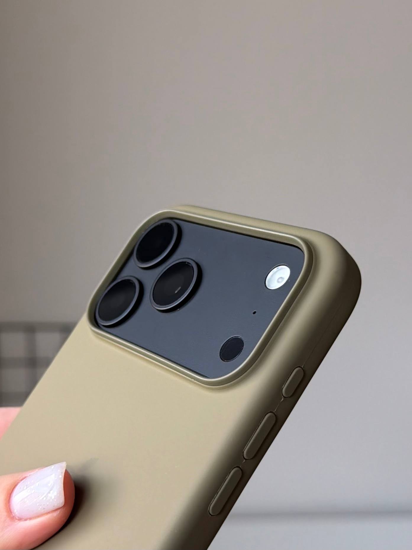 Чехол Silicone case с Magsafe на iPhone 18 Pro Olive (02)