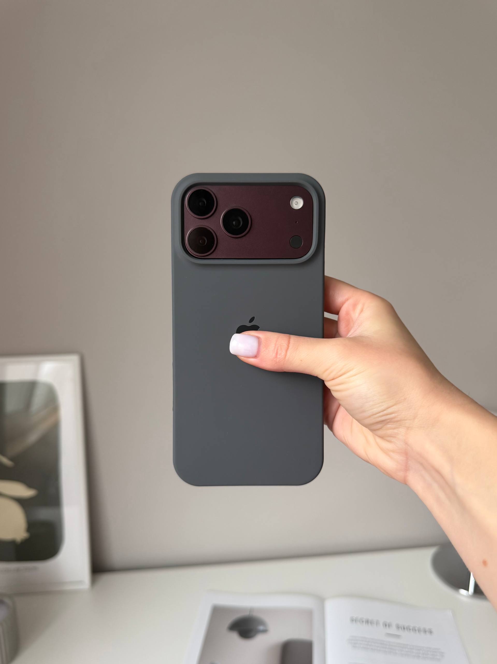 Чехол Silicone case с открытой камерой на iPhone 18 Pro Max Graphite (24)
