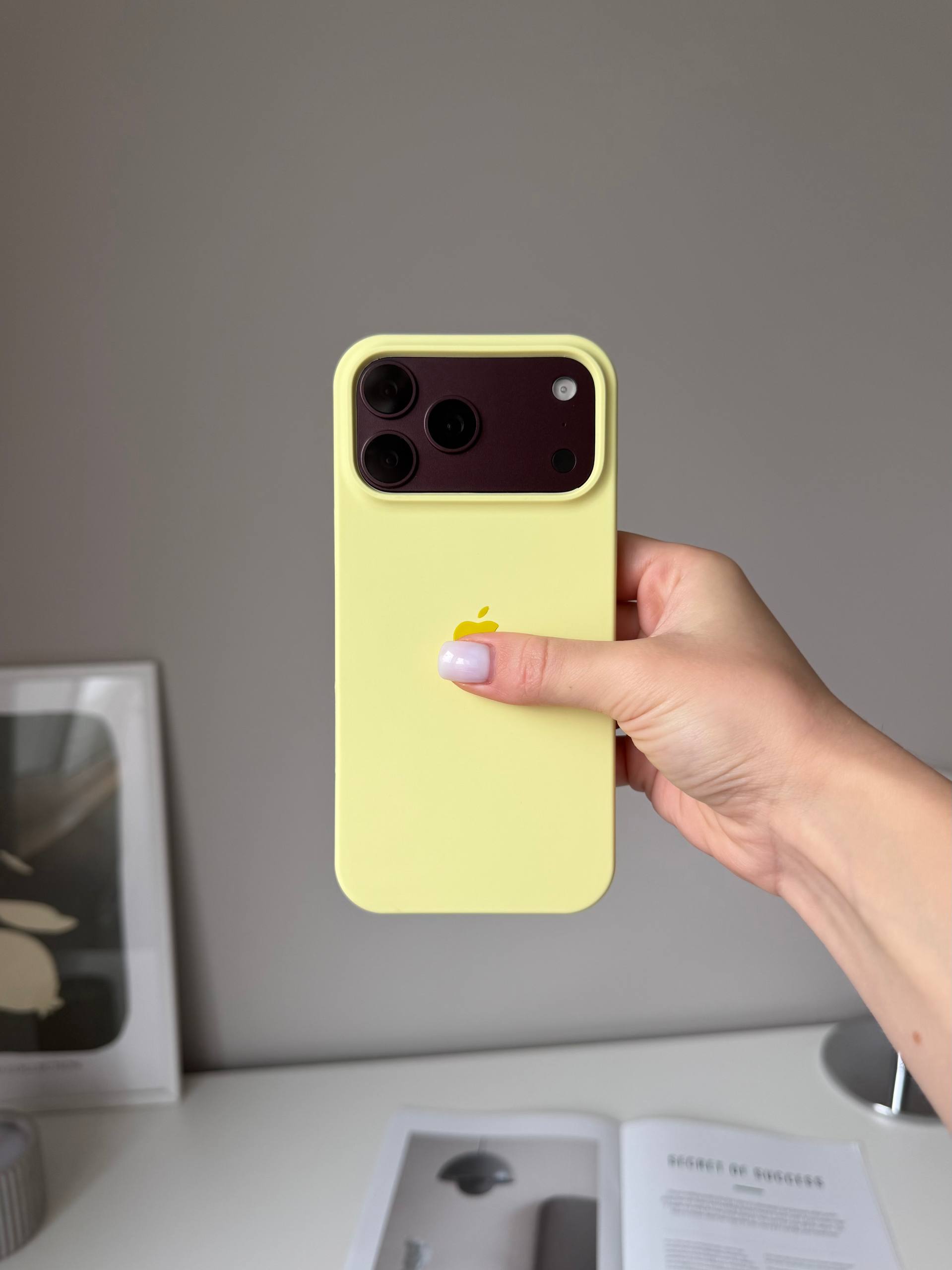 Чохол Silicone case з відкритою камерою на iPhone 18 Pro Max Cream Yellow (41)