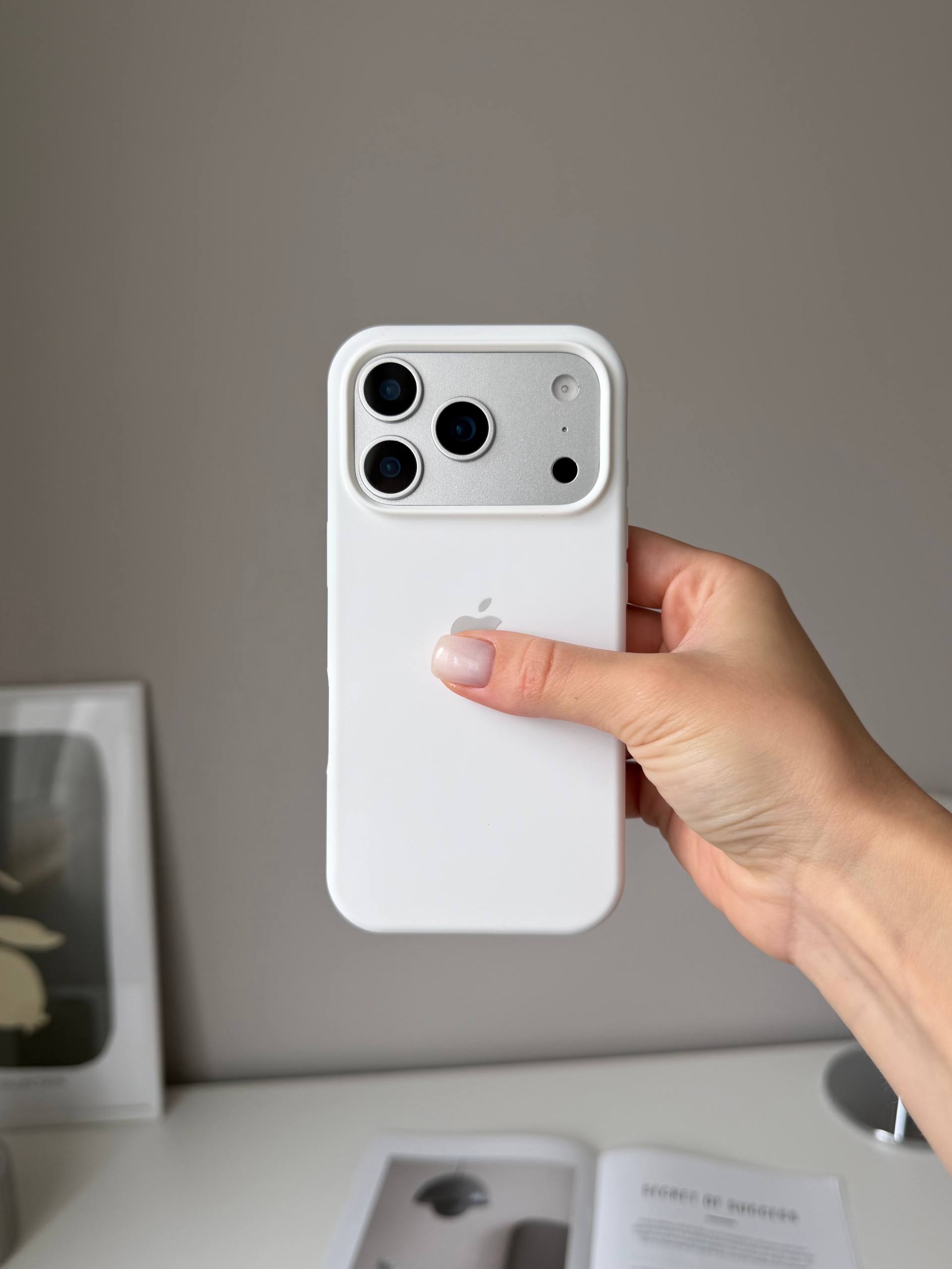 Чохол Silicone case з відкритою камерою на iPhone 18 Pro White (03)