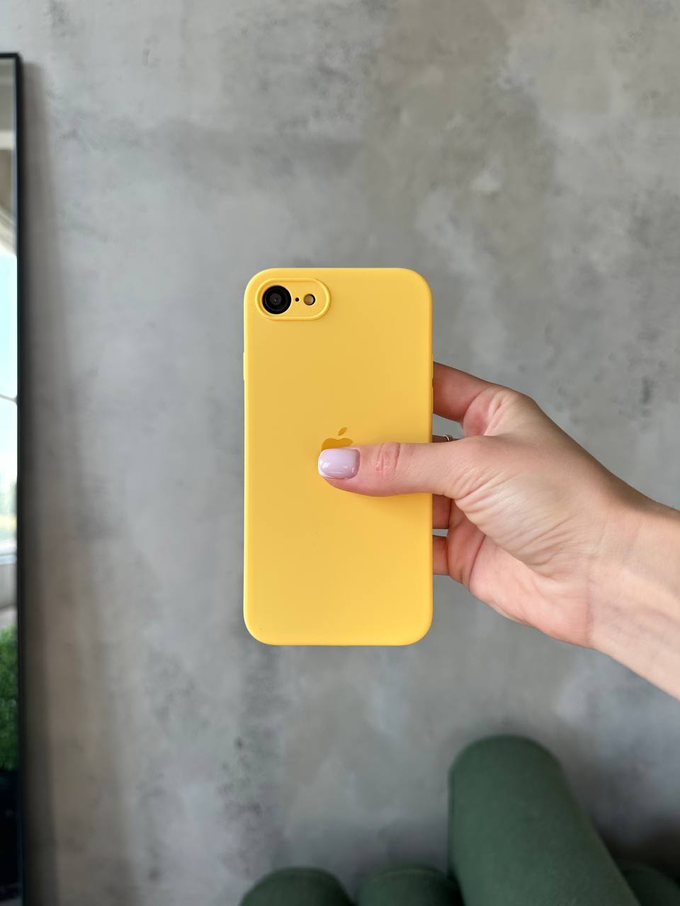 Чехол Silicone case с закрытой камерой для iPhone SE 2020 / 2022 Yellow #04