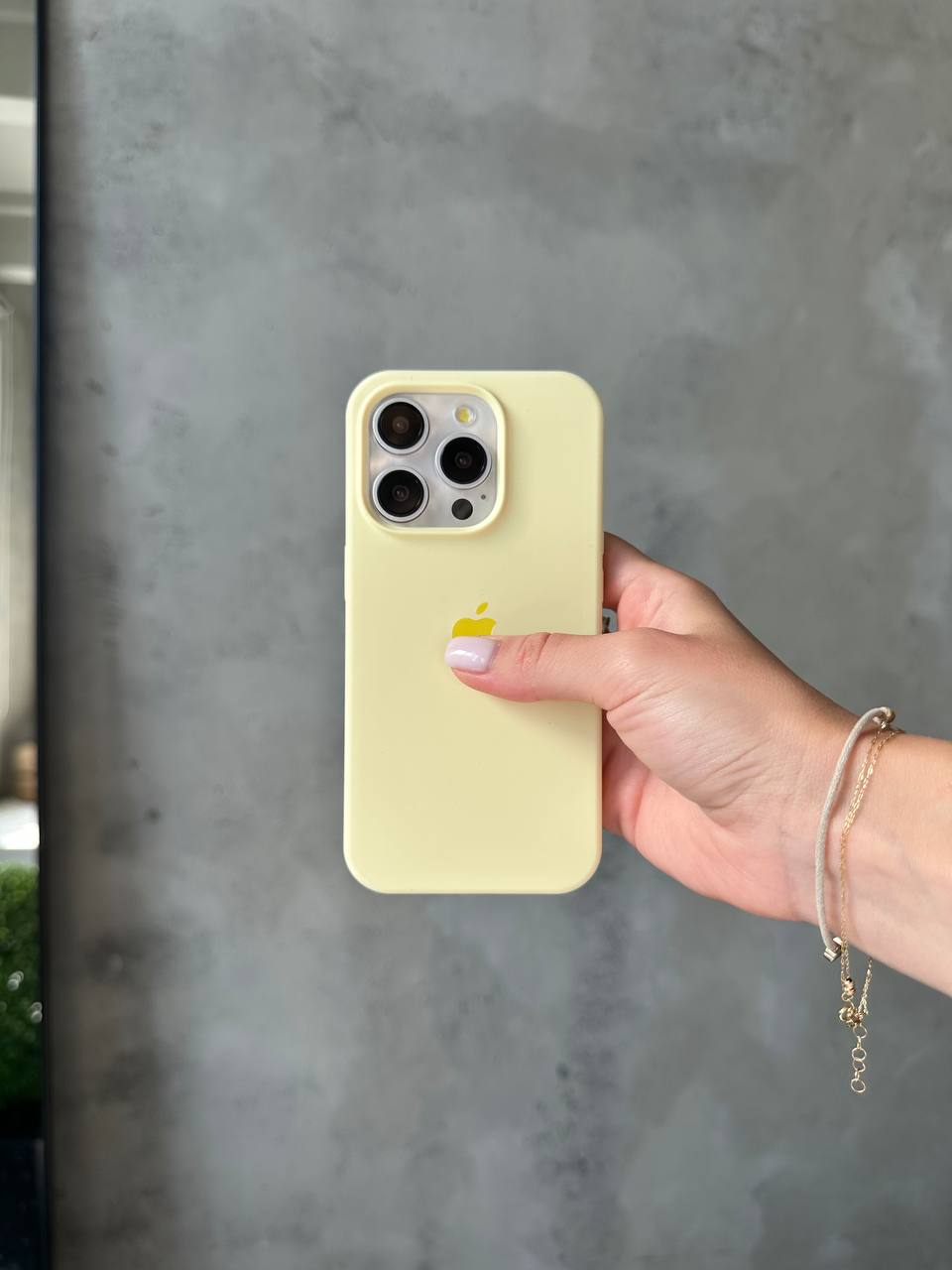 Чохол Silicone case з відкритою камерою на iPhone 15 Pro Cream Yellow (41)