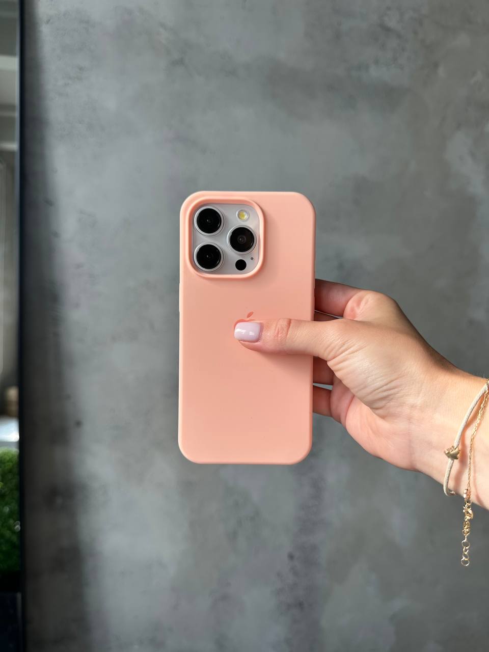 Чехол Silicone case с открытой камерой для iPhone 13 Pro Grapefruit (07)