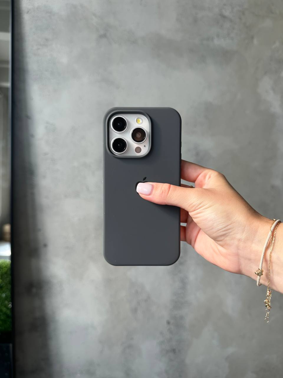 Чехол Silicone case с открытой камерой на iPhone 13 Pro Graphite (24)