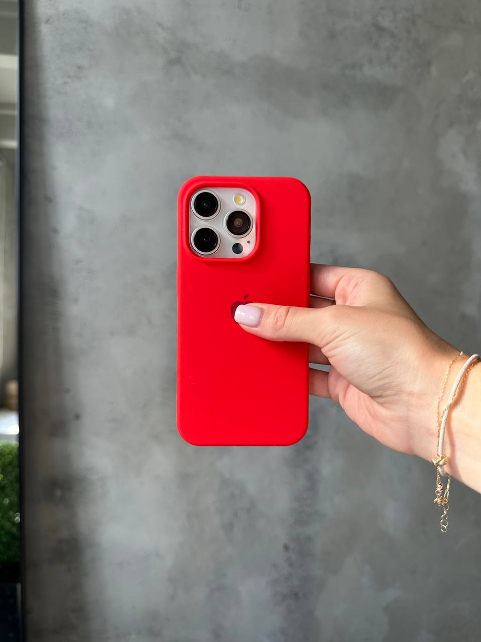 Чехол Silicone case с открытой камерой на iPhone 13 Pro Red (04)
