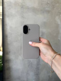 Чехол Silicone case с открытой камерой на iPhone 16 Pebble (14)