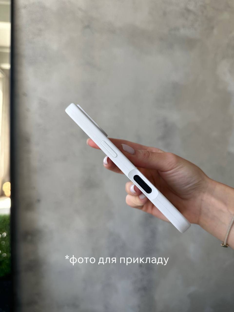 Чехол Silicone case с открытой камерой на iPhone 16 Pro Chalk Pink (27)